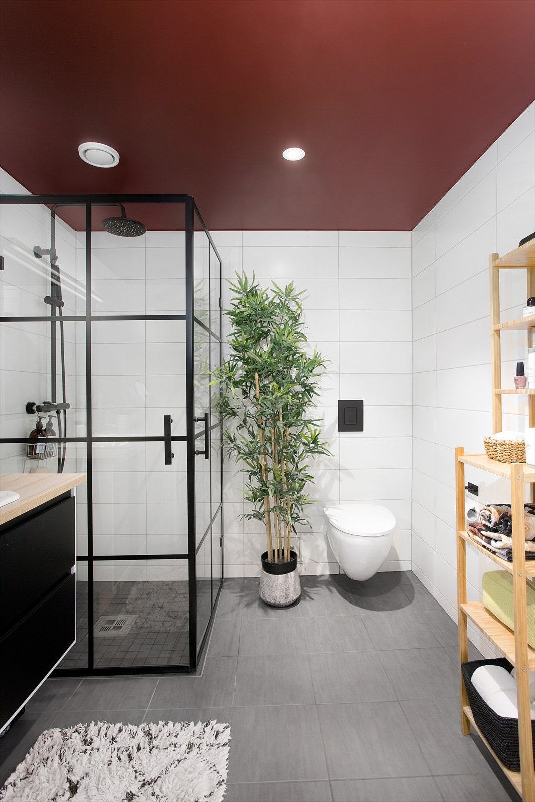 Dusjhjørne med stilige glassdører. Vegghengt wc med innebygget sisterne. Galleribilde