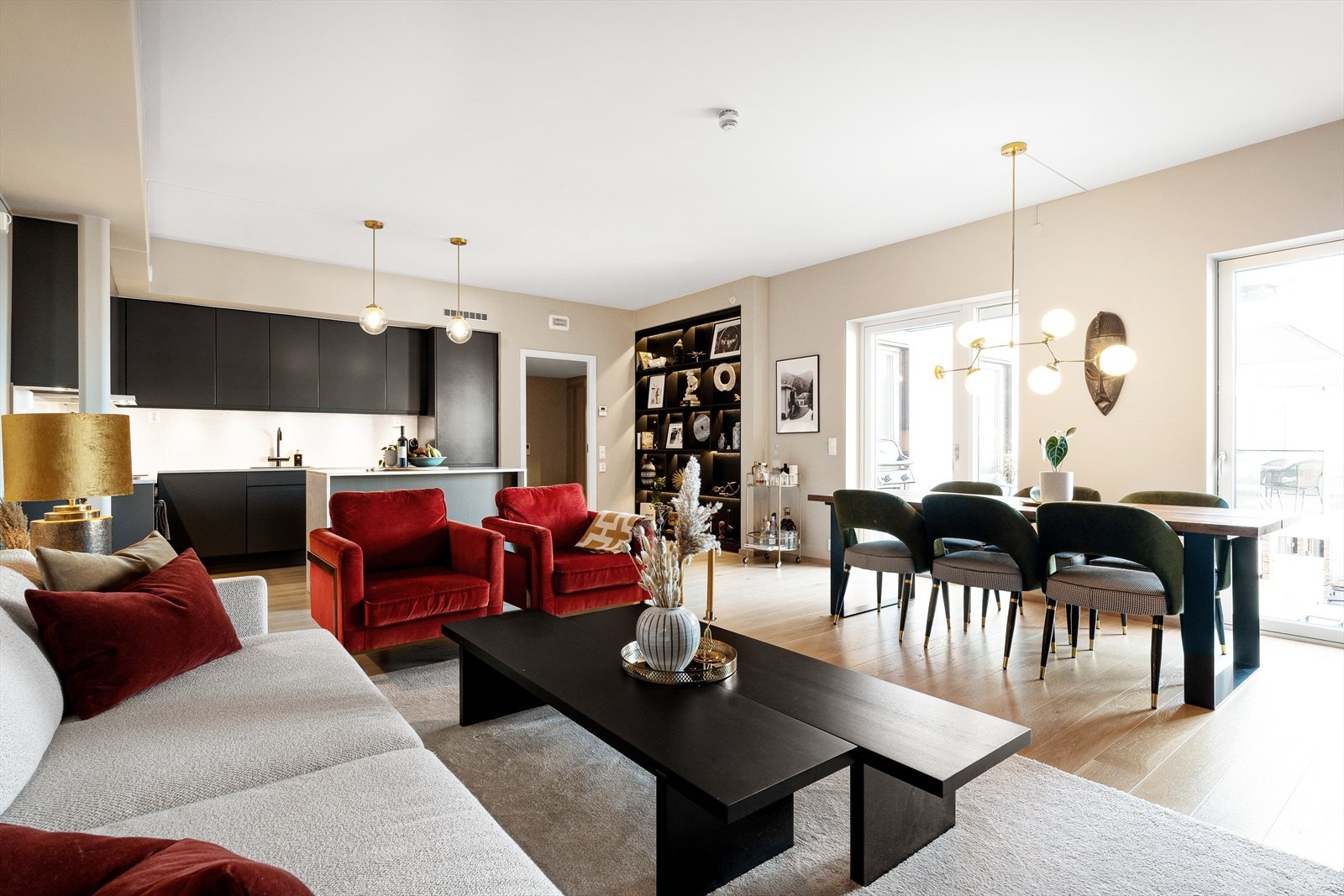 Stor stue med god plass til spisebord og sittegruppe. Galleribilde