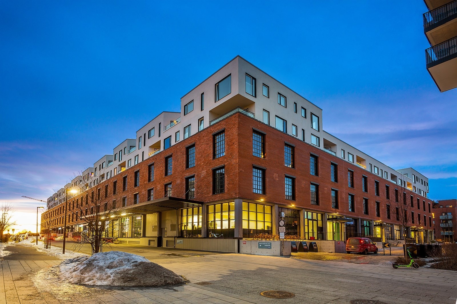 Bøkkerveien 10 A har inngang på kortsiden mot nord eller fra garasjen. Fra leiligheten er det mulig å gå tørrskodd til kjøpesenteret i 1.etg via garasjen. Galleribilde