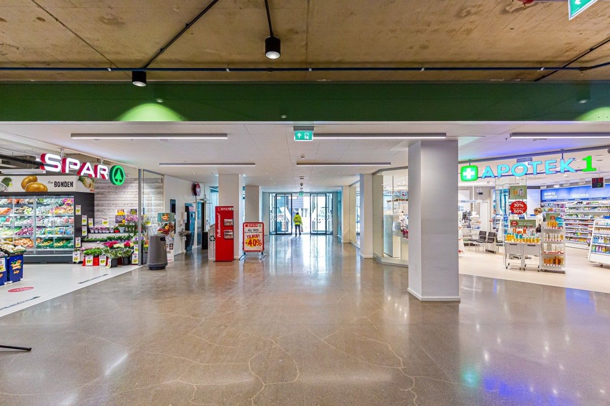 I 1.etg på Vinslottet finner du dagligvare, apotek, sushi, Jysk, Lille Lab og flere spennende butikker. Galleribilde