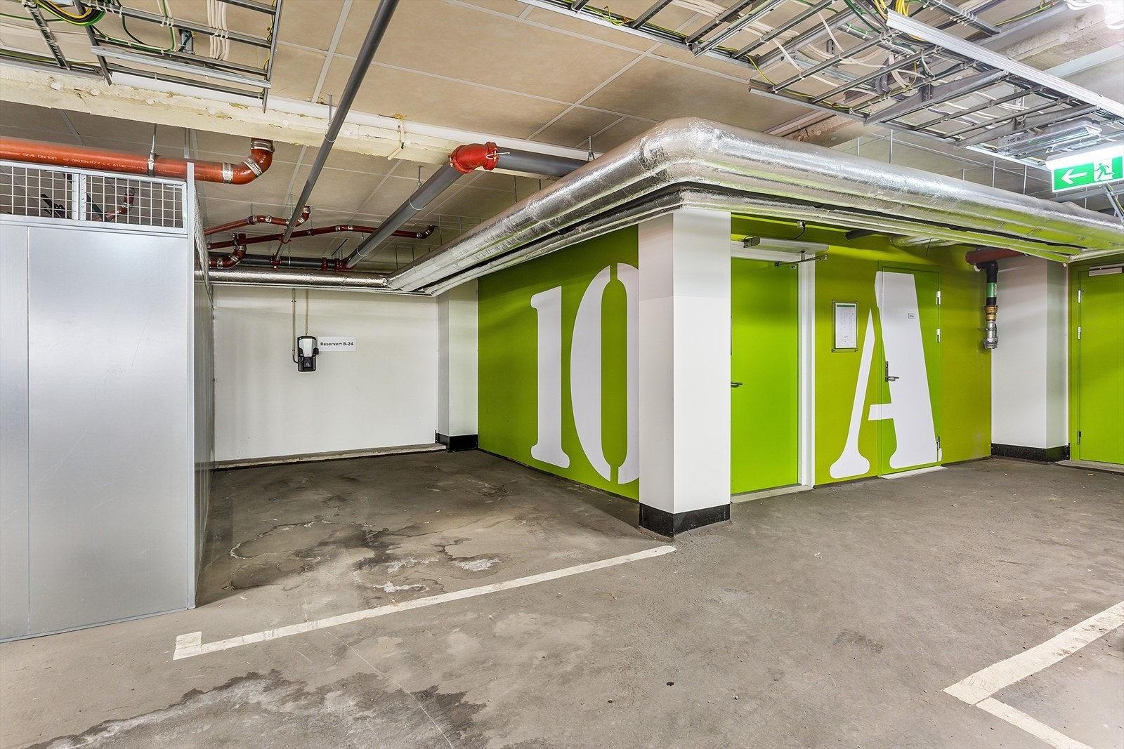 Selger leier i dag en garasjeplass med el-lader for kr 1.500,- pr. mnd. rett ved inngangsdøren. Denne plassen kan potensielt leies videre av kjøper (dette må avklares med eier av plassen). Galleribilde