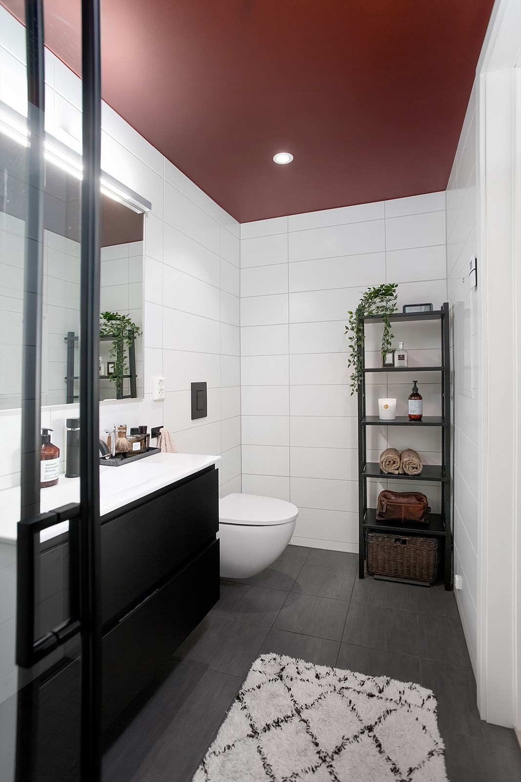 Delikat bad med oppgradert innredning. Vegghengt wc med innebygget sisterne. Galleribilde