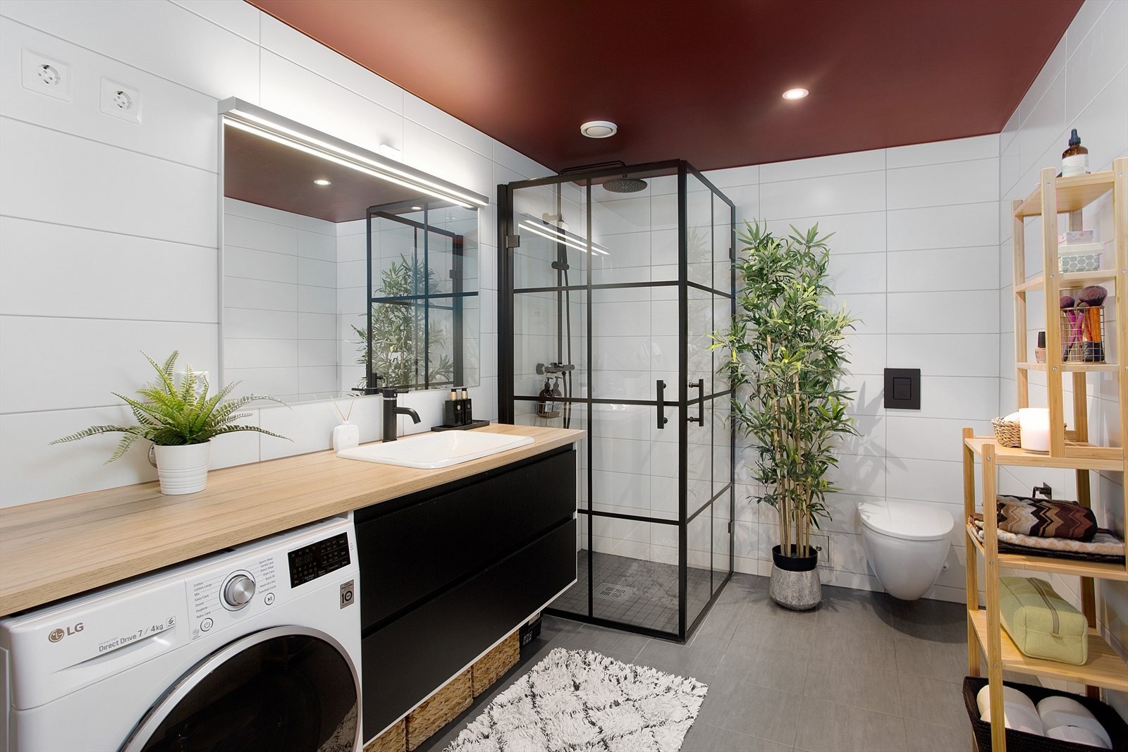 Stort og delikat bad med oppgradert innredning. Opplegg for vaskemaskin og god benkeplass. Galleribilde