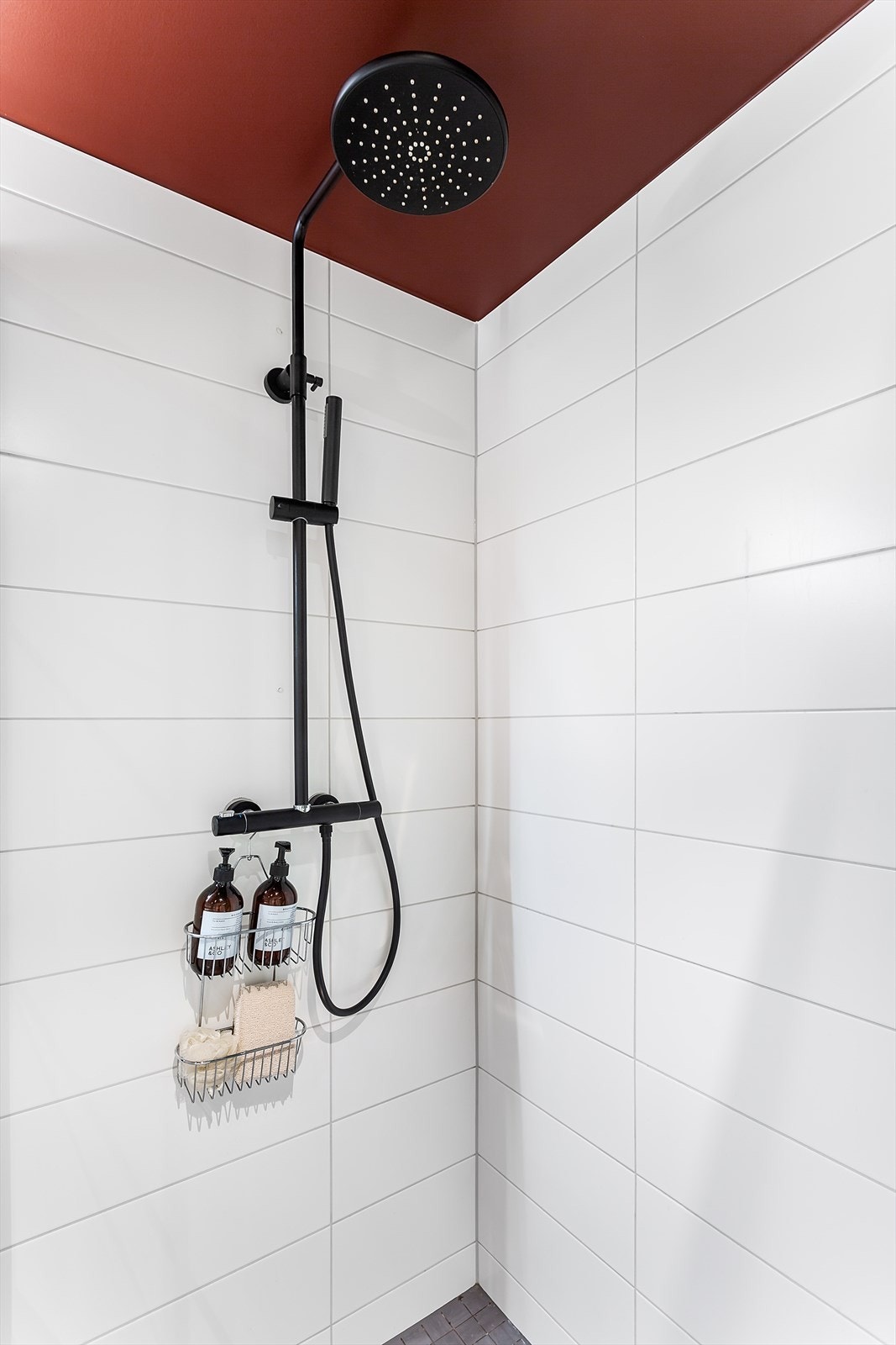 Dusjarmatur med regndusj og hånddusj. Galleribilde