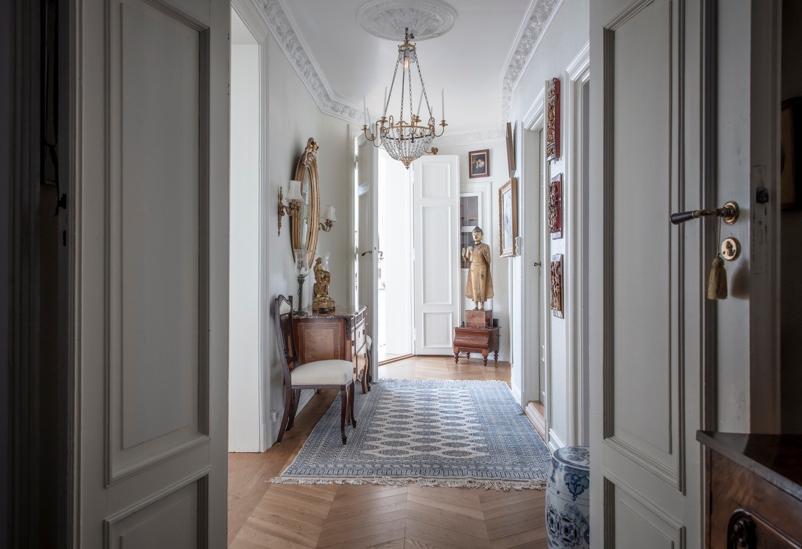 Nydelig hall/gang med lekre gulv og vakker himling Galleribilde