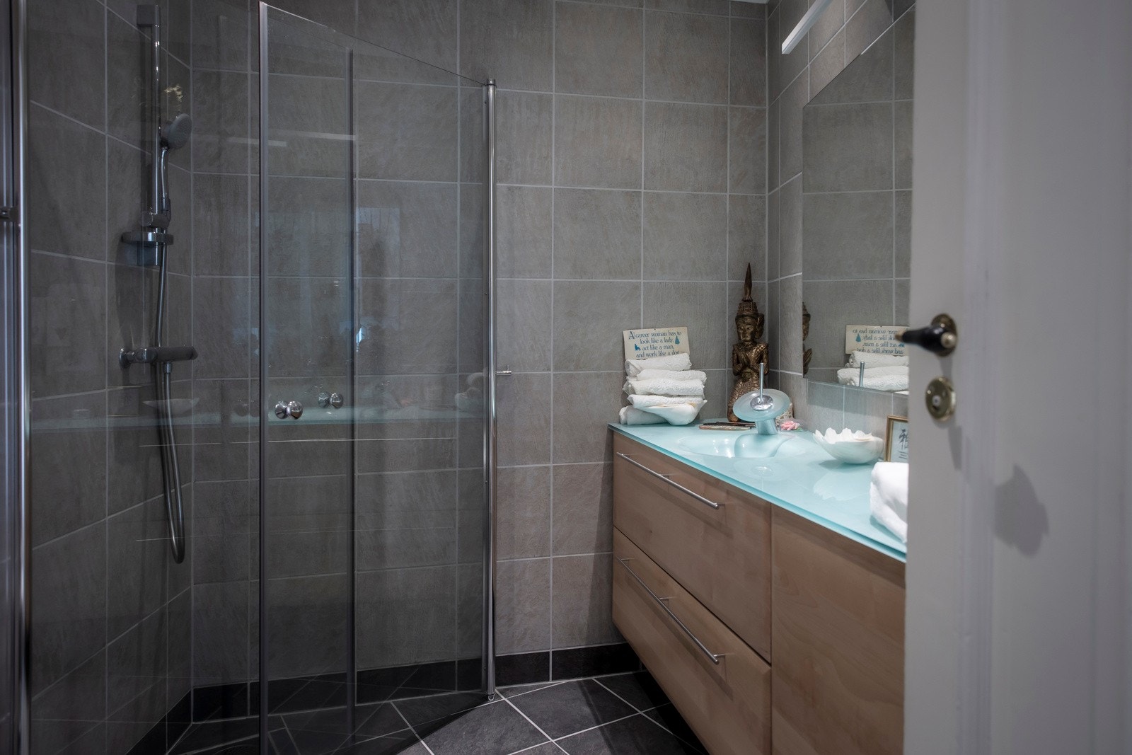 Bad 2 med delikate fliser, spesialbestilt innredning og rommelig dusjsone Galleribilde