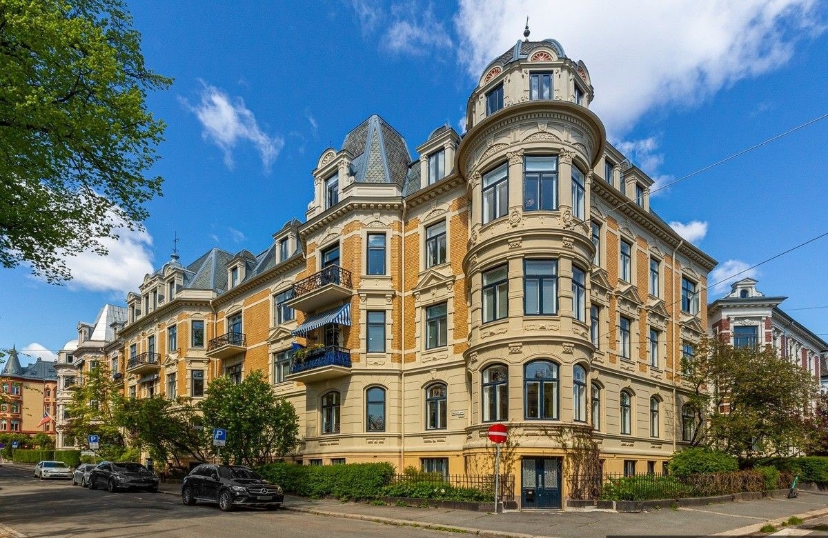 Fasade sommer (eldre bilde). Leiligheten har flotte lysforhold med vinduer mot sørøst og sørvest. Galleribilde