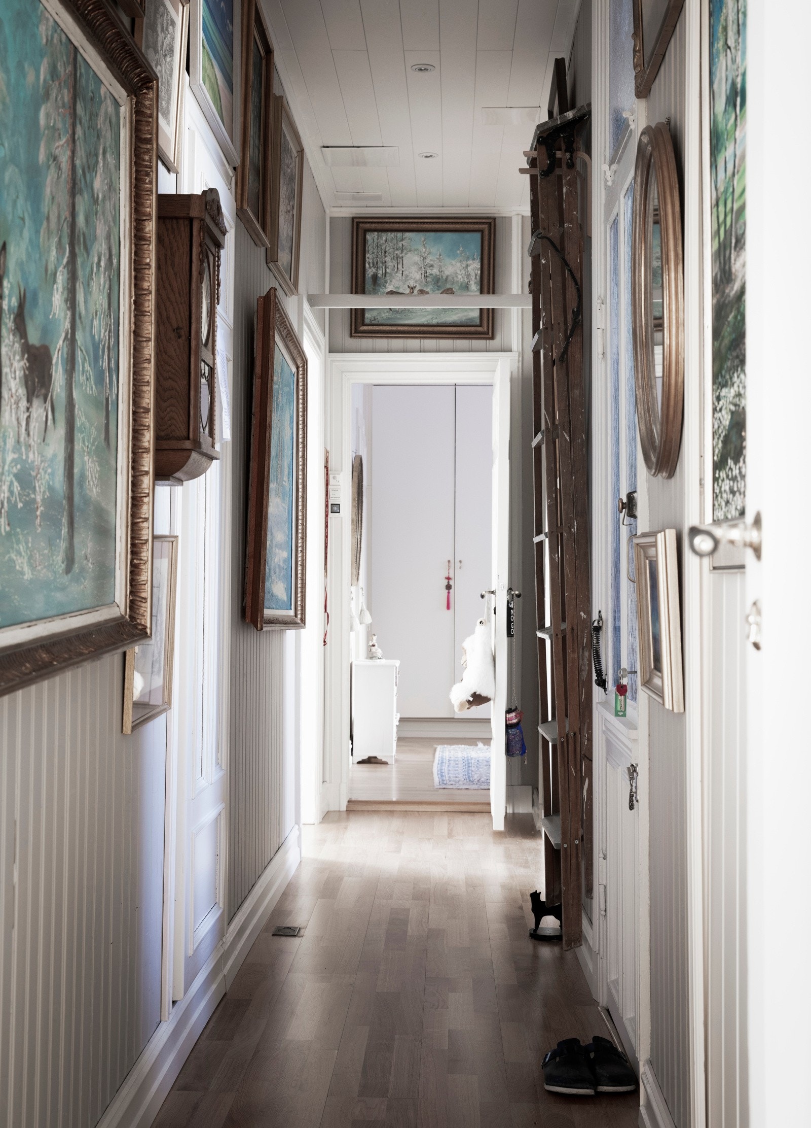 Gang med spotter i himling, inngang ett av badene samt utgang til bakgård og kjeller (med to meget store boder) Galleribilde