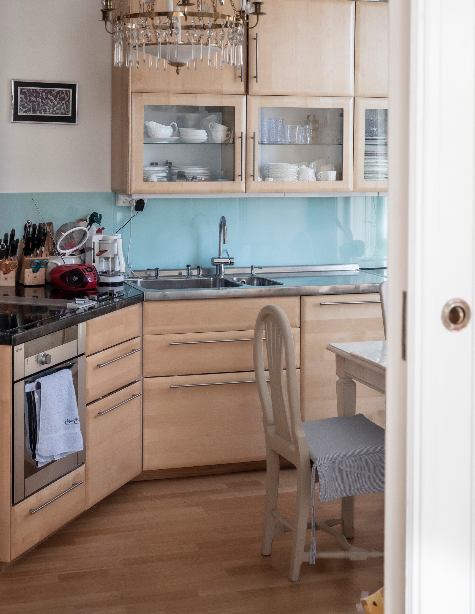 Kjøkken med benkeplate i granitt, integrerte hvitevarer og ventilator fra Gaggenau Galleribilde