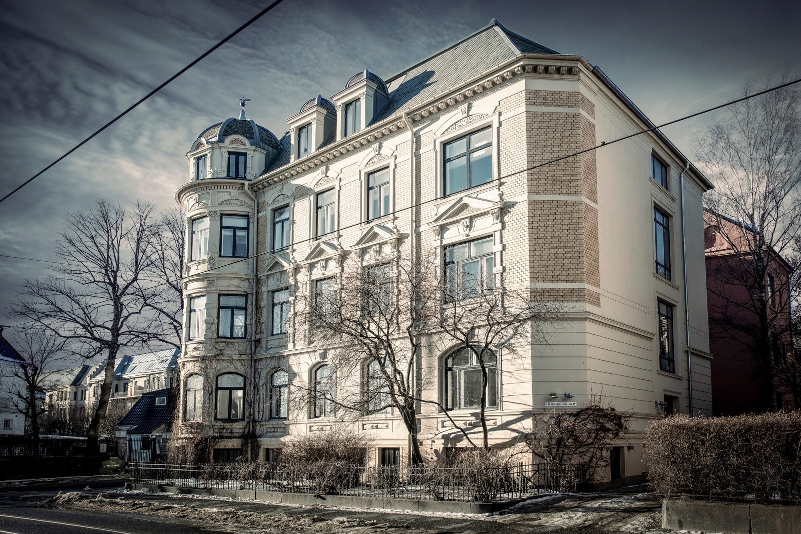 Leiligheten ligger i høy 1.etg. i en vakker og velholdt klassisk boliggård rett bak Slottsparken. Parkeringsplass i bakgård. Gangavstand til sentrum. Galleribilde