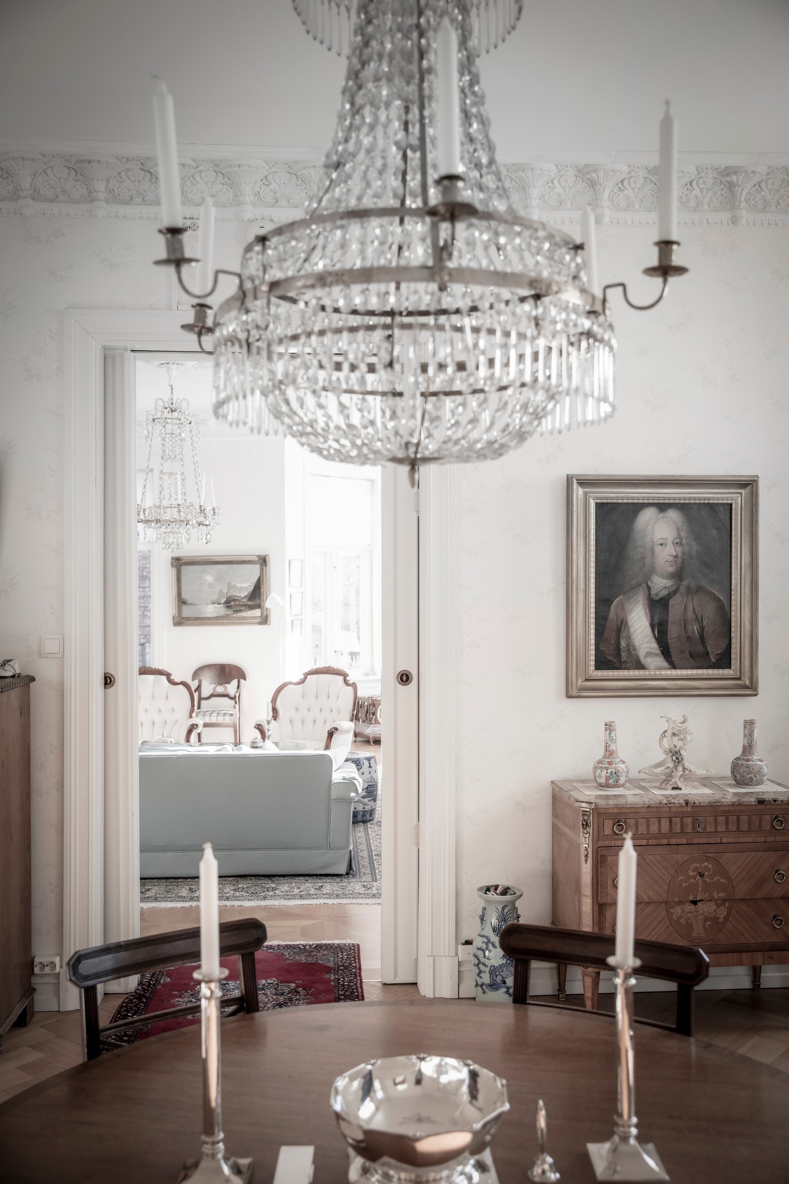 Originale skyvedører mellom tårnstuen og karnappstuen Galleribilde