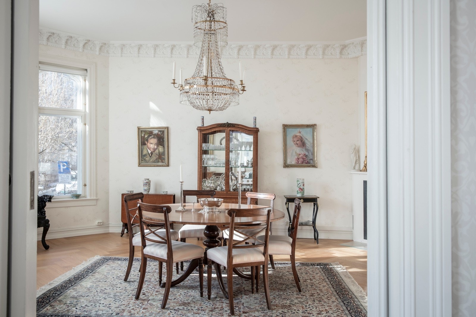 Karnappstue som gir ekstra lysinnslipp - gjennomgående flotte heltre eikegulv (varme i alle gulv) Galleribilde