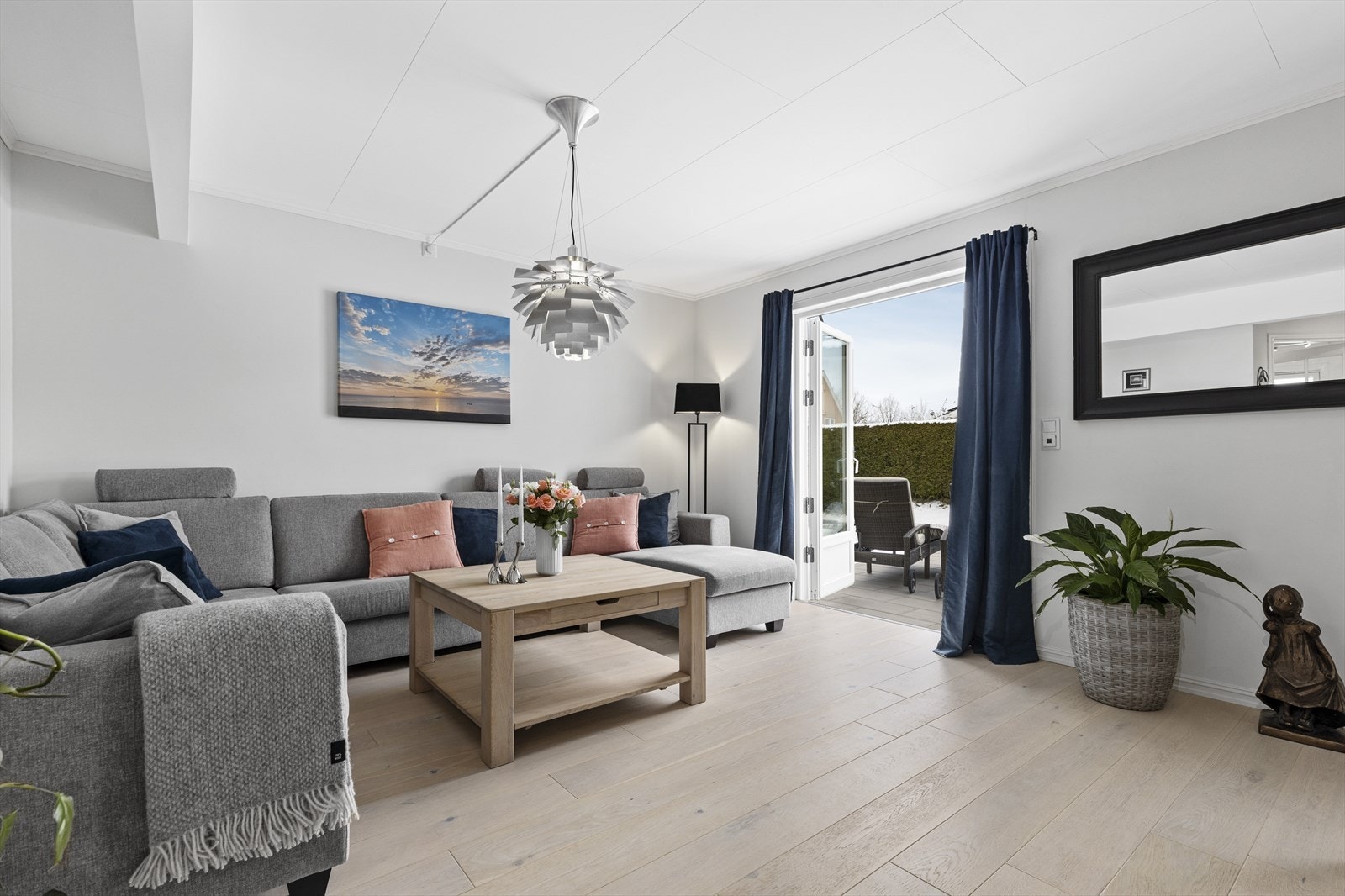 Fra stuen er det utgang til hage og terrasse Galleribilde
