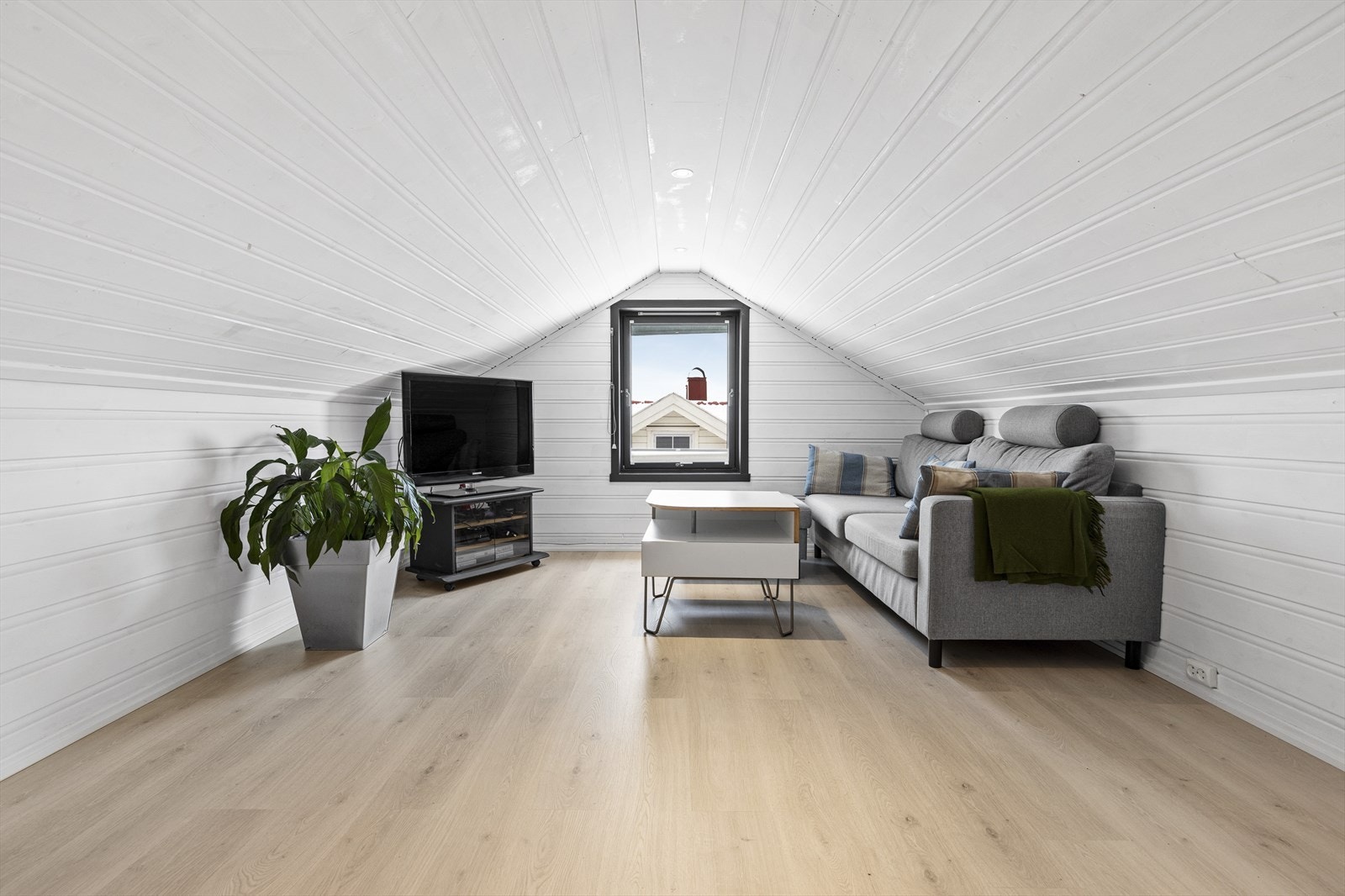 Lys og hyggelig loftstue med lagring i knevegger. Galleribilde