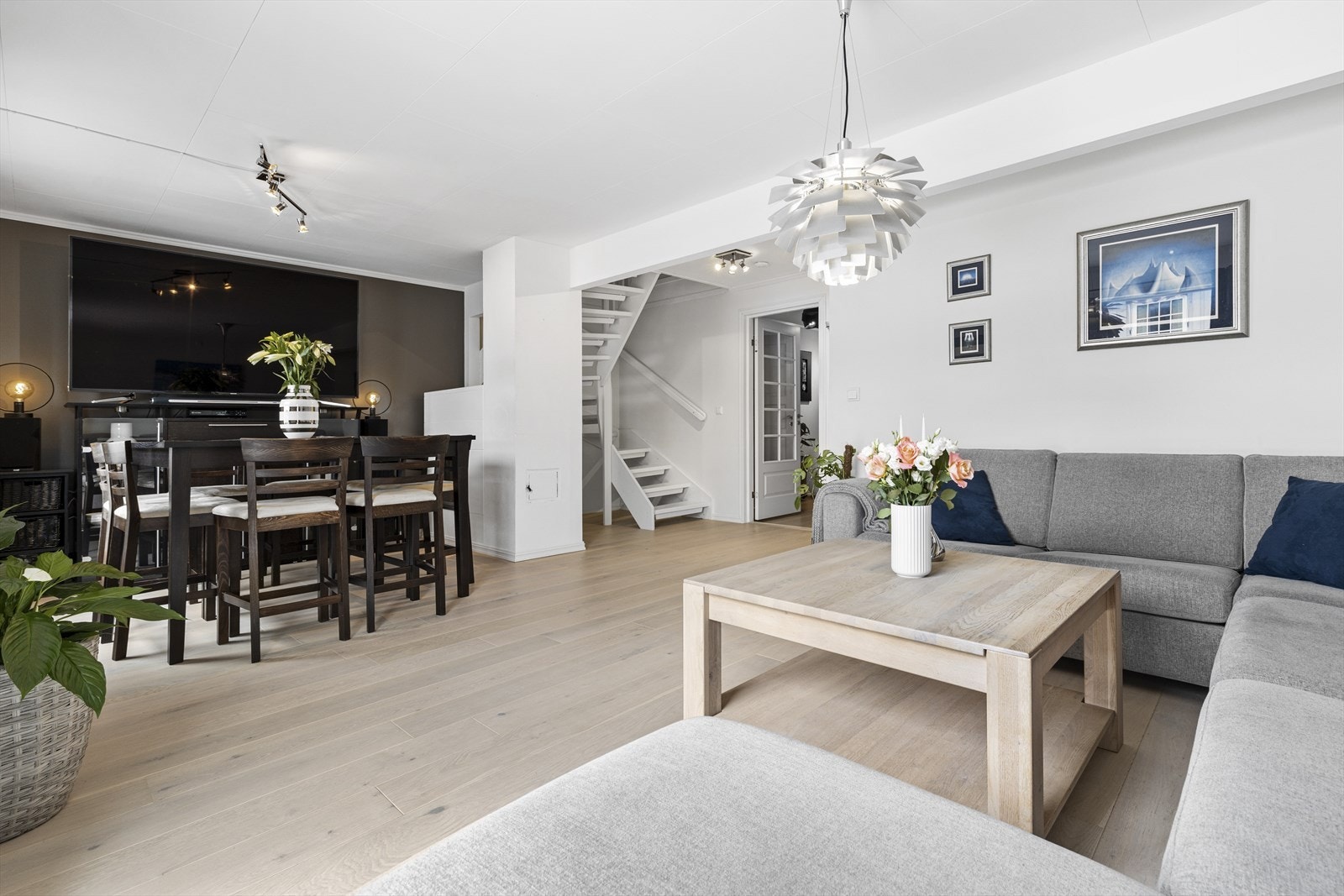 Stuen er pusset opp i 2017 med 1-stavs parkett og gulvvarme. Galleribilde