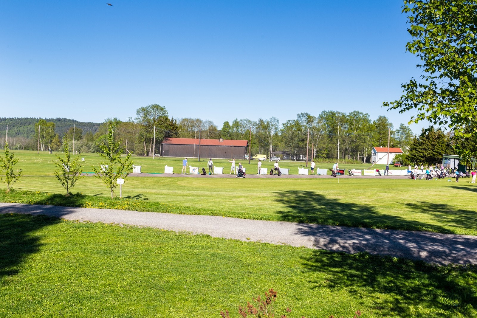 For golfere er det ca. 10 min kjøring til Hauger Golfklubb ved Hellerudsletta og samme avstand til Lillestrøm Golfklubb sine fasiliteter Galleribilde