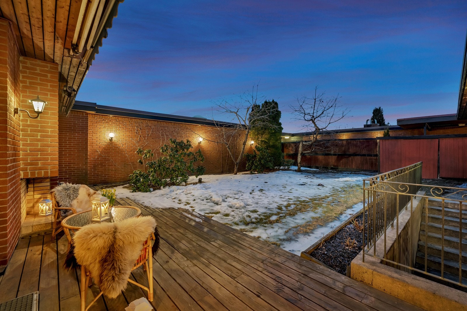 Langs de høye mursteinsveggene er det frodige prydbusker, trær og stemingsfull belysing, og hagen byr på rikelig med trygg boltreplass for både to- og firbeinte Galleribilde