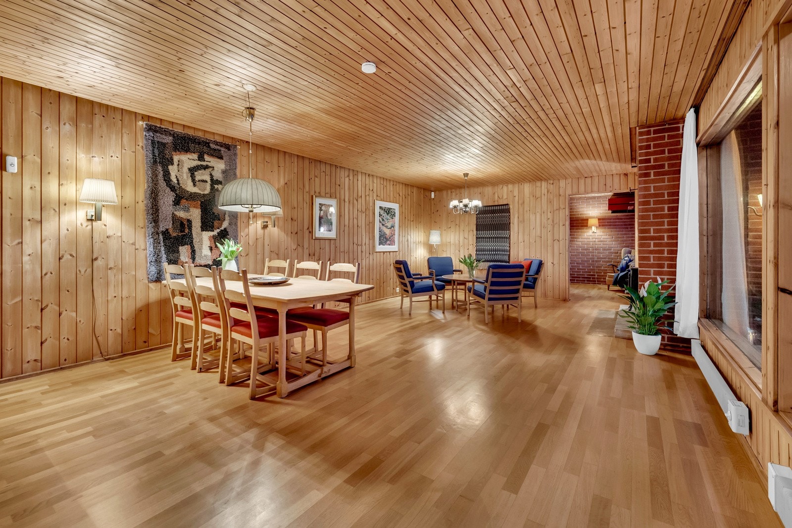 Stuen oppleves som romslig, lun og innbydende, og den langstrakte planløsningen gir fine soner for møblering Galleribilde