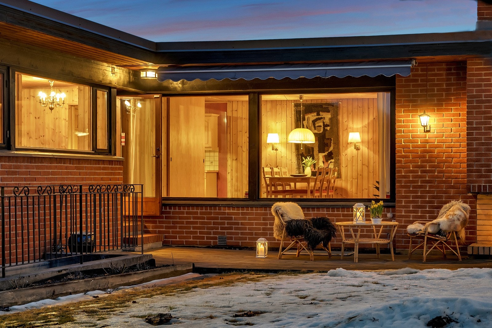 Velkommen til Solvangen 106, et spennende atriumshus fra 1967, tegnet av det kjente arkitekt-ekteparet Mari og Gullik Kollandsrud Galleribilde