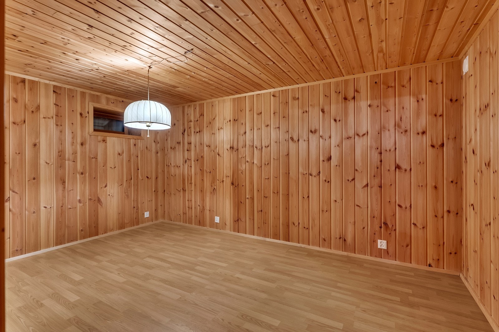 Innredet rom i kjeller som er benyttet som soverom Galleribilde