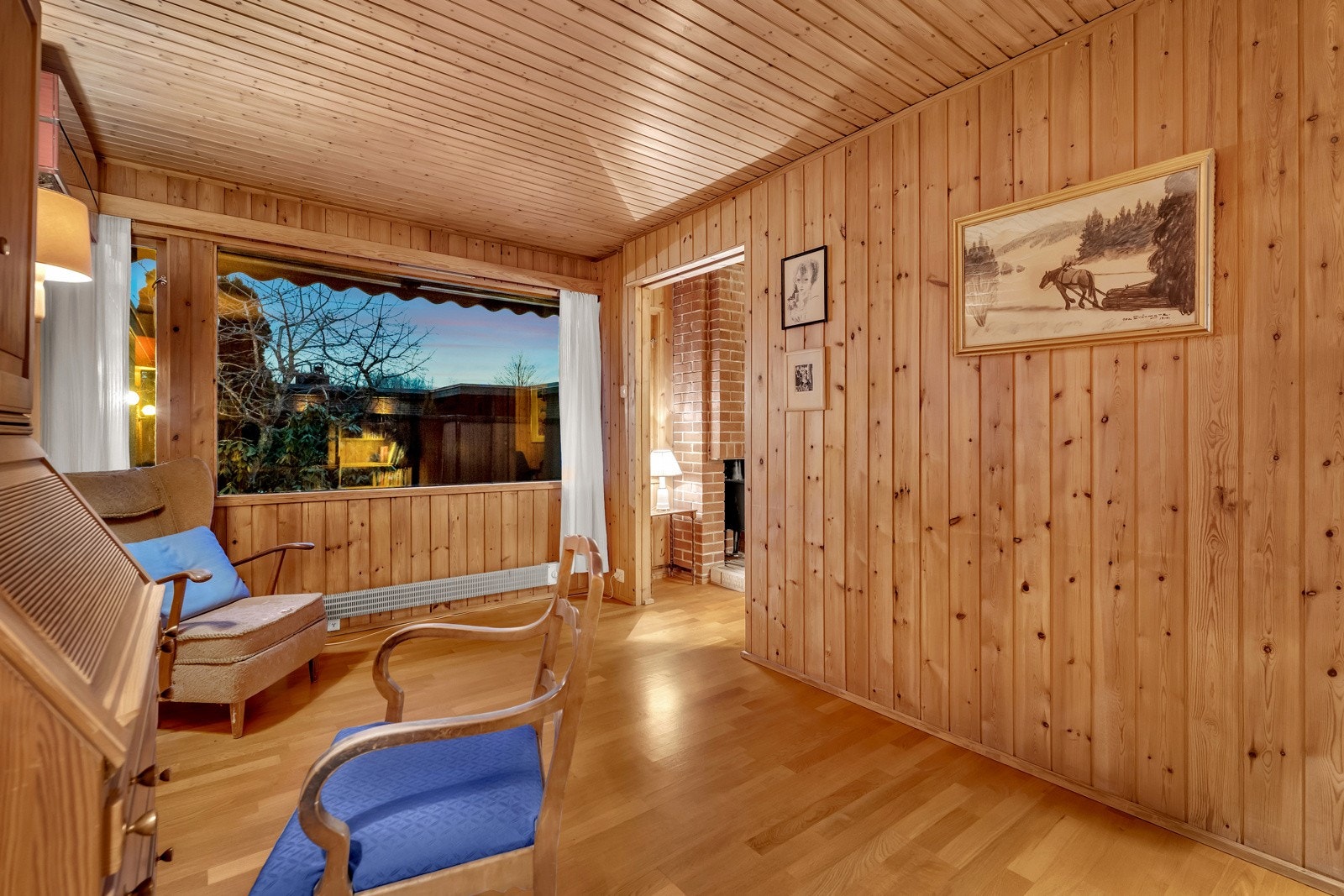 I tilknytning til stuen er det også en fin tv-stue med varmepumpe og en stilfull endevegg i teglstein Galleribilde