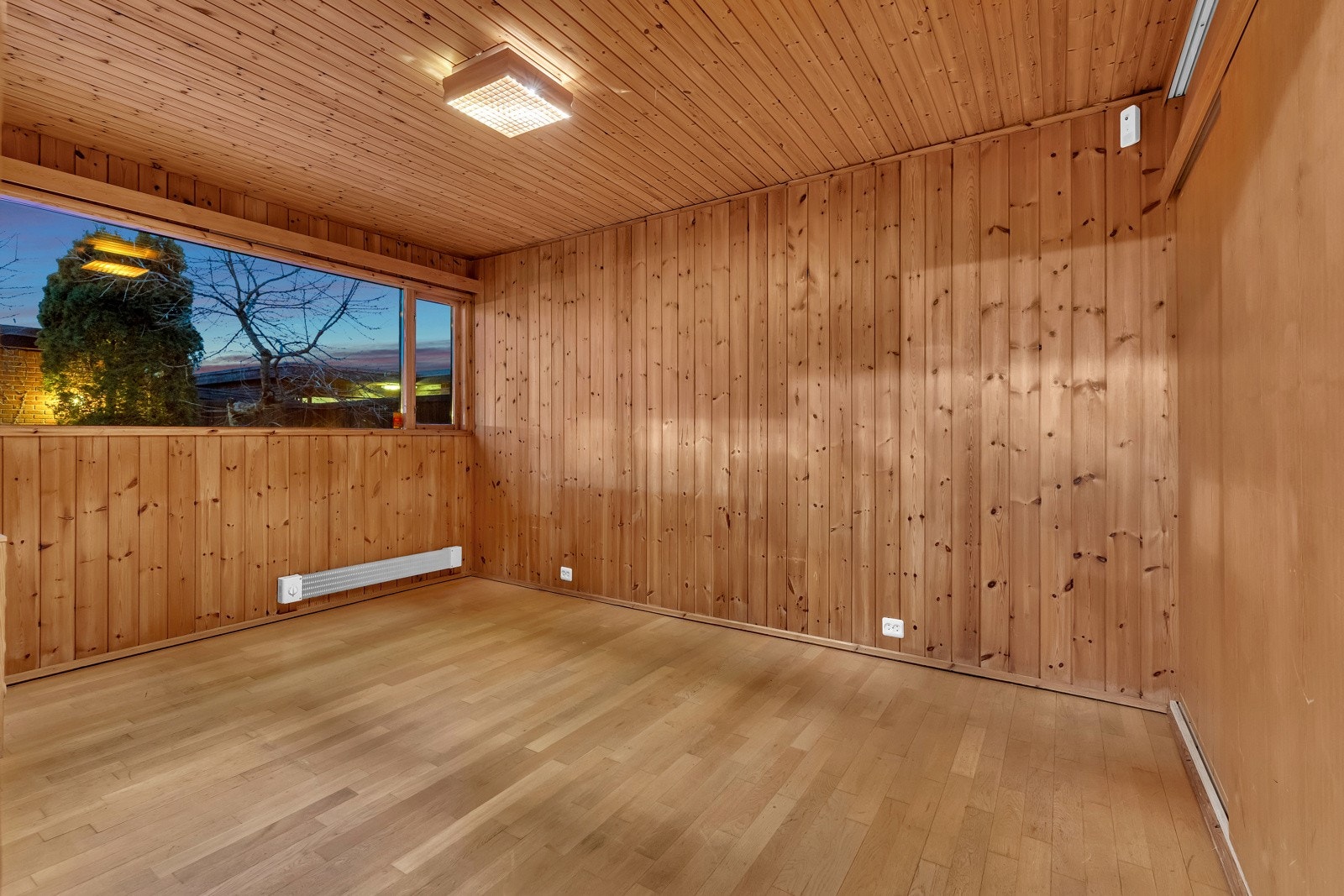 Soverommene har naturlig panel på veggene og i himlingen, og det er lagt gyllen parkett på gulvene. Det er fin plass til seng, tilhørende møblement og kommode, og hovedsoverommet inneholder en romslig skyvedørsgarderobe Galleribilde