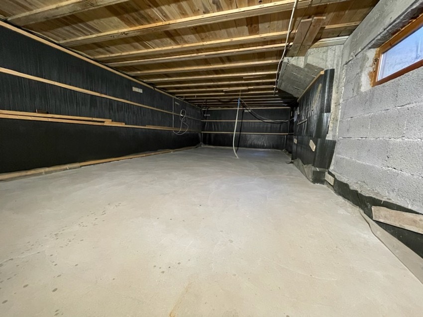 Det store rommet i kjelleren har støpt dekke og det er lagt varmekabler Galleribilde