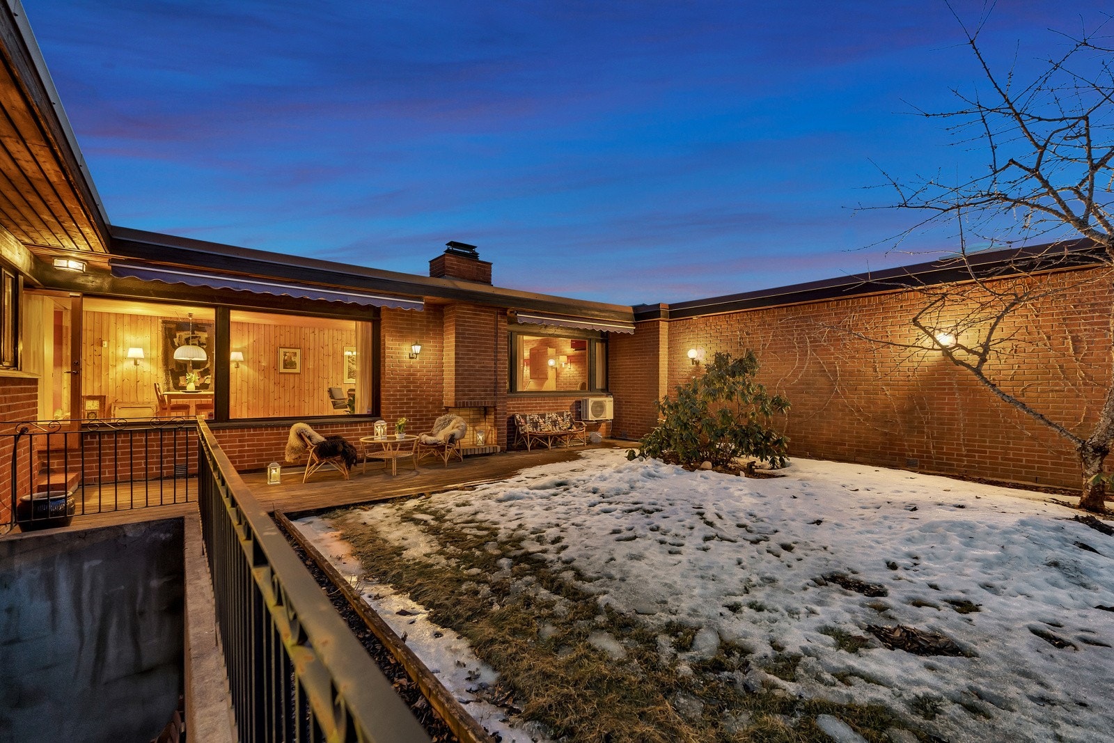 Rekkehuset ligger plassert på en flat, lettstelt og solrik tomt på 321,8 kvm Galleribilde