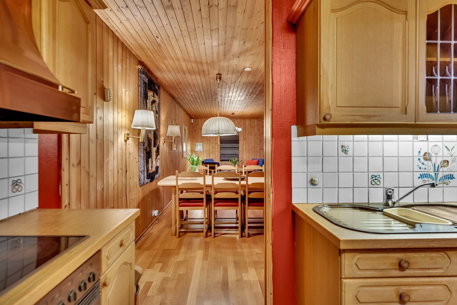 Kjøkkenet har et klassisk design med gode benkeflater og mye oppbevaringsplass. Innredningen har profilerte, heltre fronter, vitrinedører og lys heltrebenkeplate med nedfelt kum i stål. Galleribilde