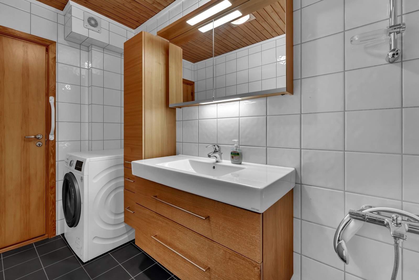 Boligen inneholder et bad/vaskerom, wc-rom, dusjrom, badstue og vaskekjeller. Badet ligger fint plassert ved soverommene i første etasje, og rommet ble pusset opp i 2008. Galleribilde