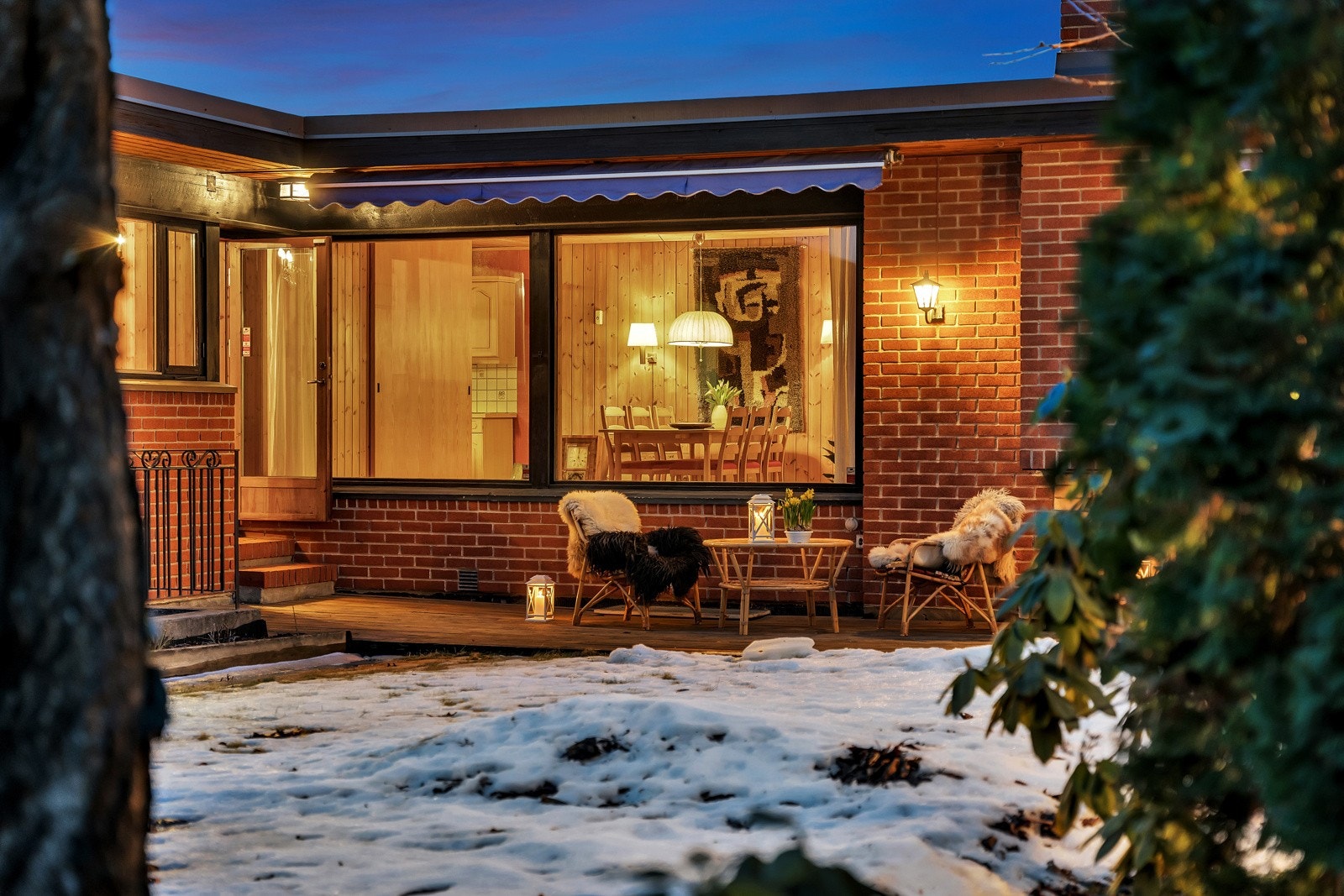 Markterrassen har tredekke, utebelysning og brede markiser, samt en oppmurt utepeis for ekstra hygge på lange sommerkvelder Galleribilde