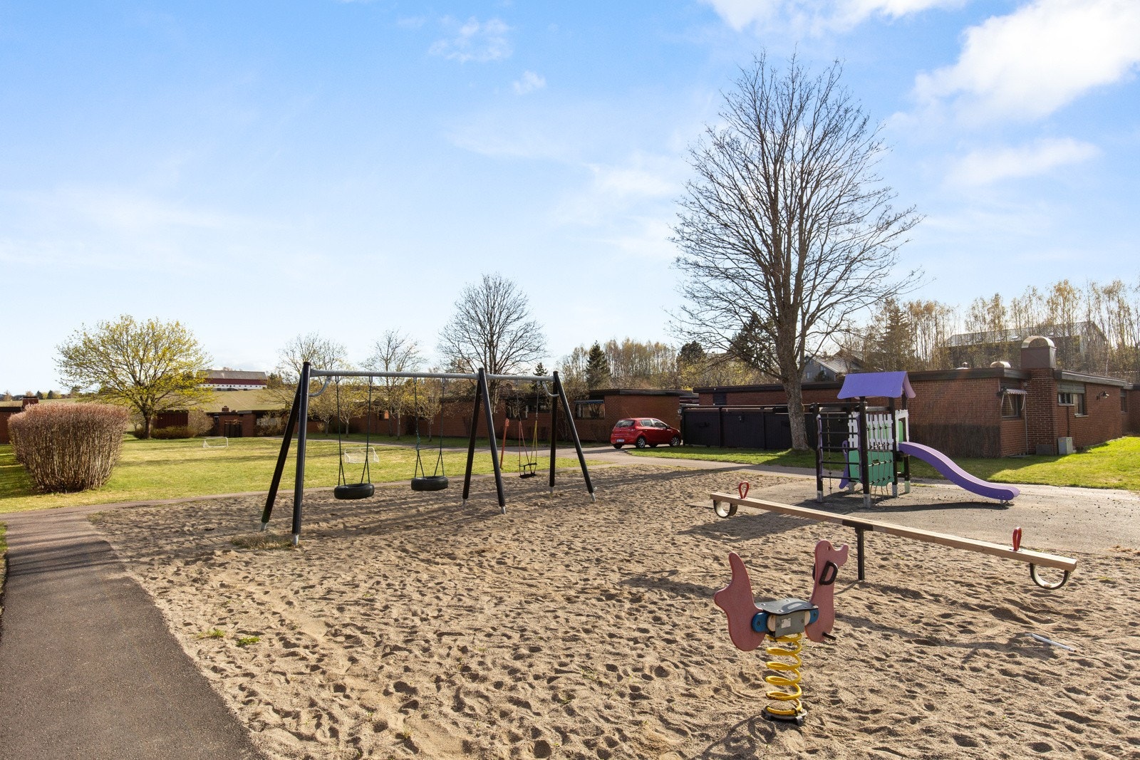 Eiendommen har en fin, intern beliggenhet i et hyggelig nabolag, og fellesarealene mellom boligene er pent opparbeidet med vakker beplantning, asfalterte veier og utebelysning. Det er lekeplass i umiddelbar nærhet Galleribilde