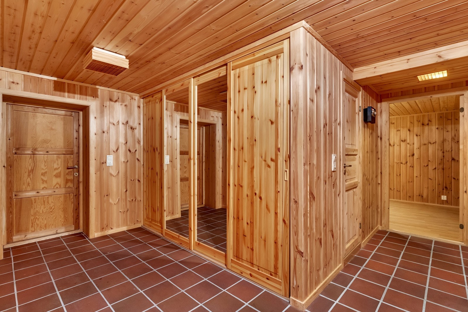 Gang i kjeller med fliser og gulvvarme Galleribilde