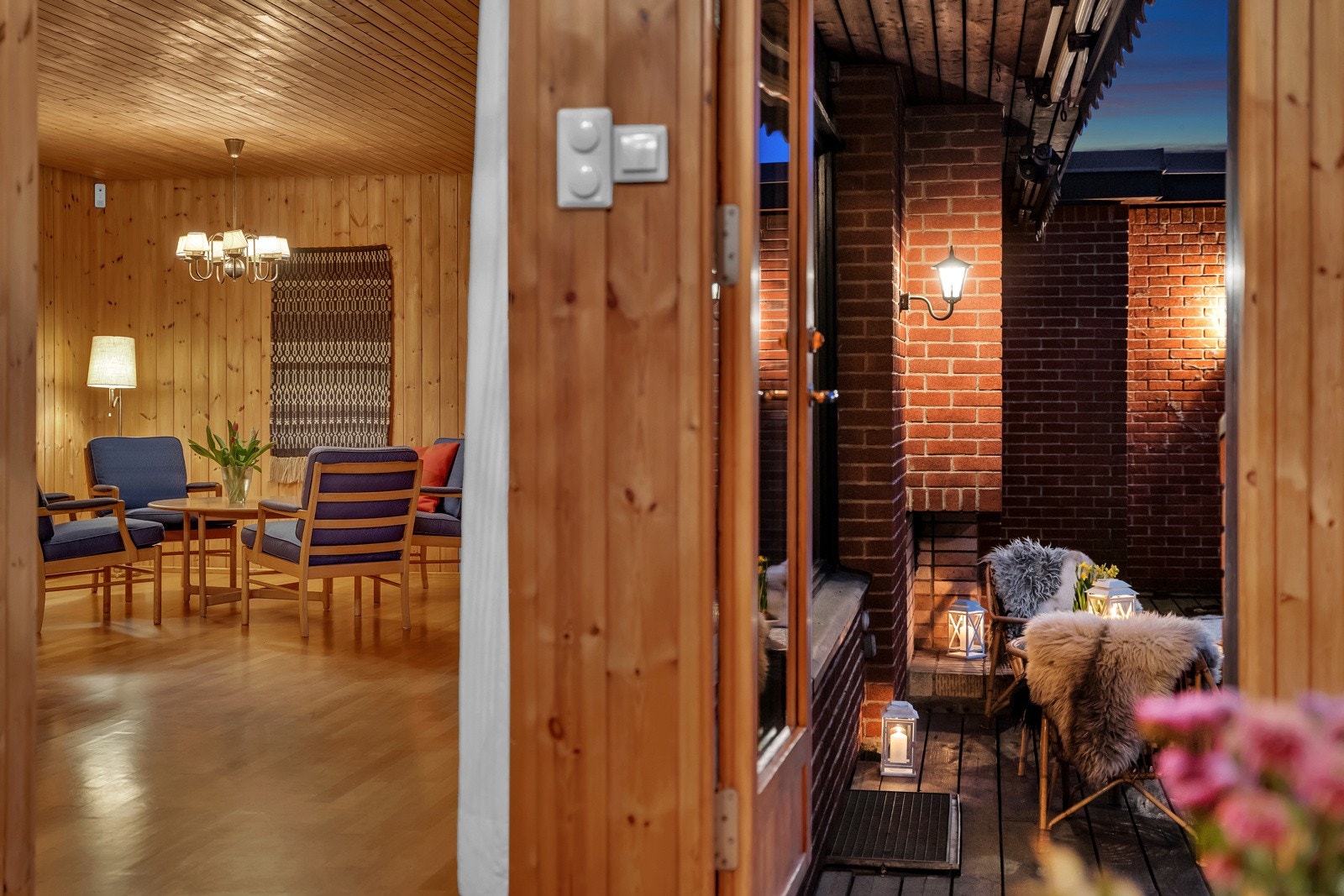 Fra gangen har man adkomst til den skjermede hagen Galleribilde