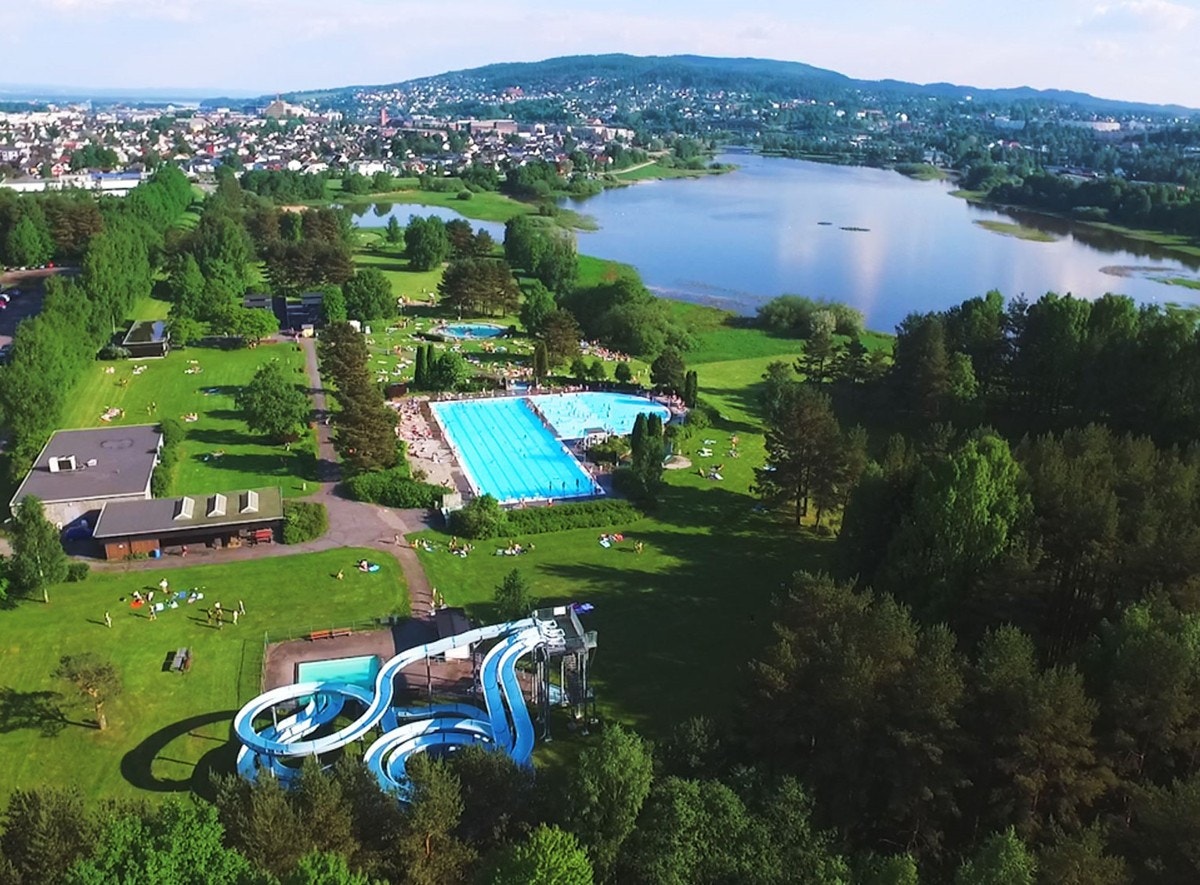 Det tar rundt et kvarter å gå til familievennlige og idylliske Nebbursvollen Friluftsbad. (Bruker du sykkelen er du der på rundt 4-5 minutter.) Friluftsbadet er Lillestrøms populære badested med basseng, vannsklier, grøntområder og kiosk m.m. Galleribilde