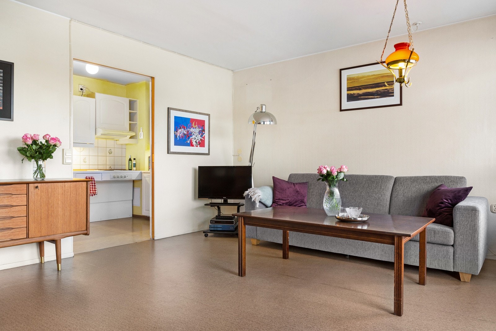 Oppholdsrommene har linoleumsgulv og lysmalte vegger. Galleribilde