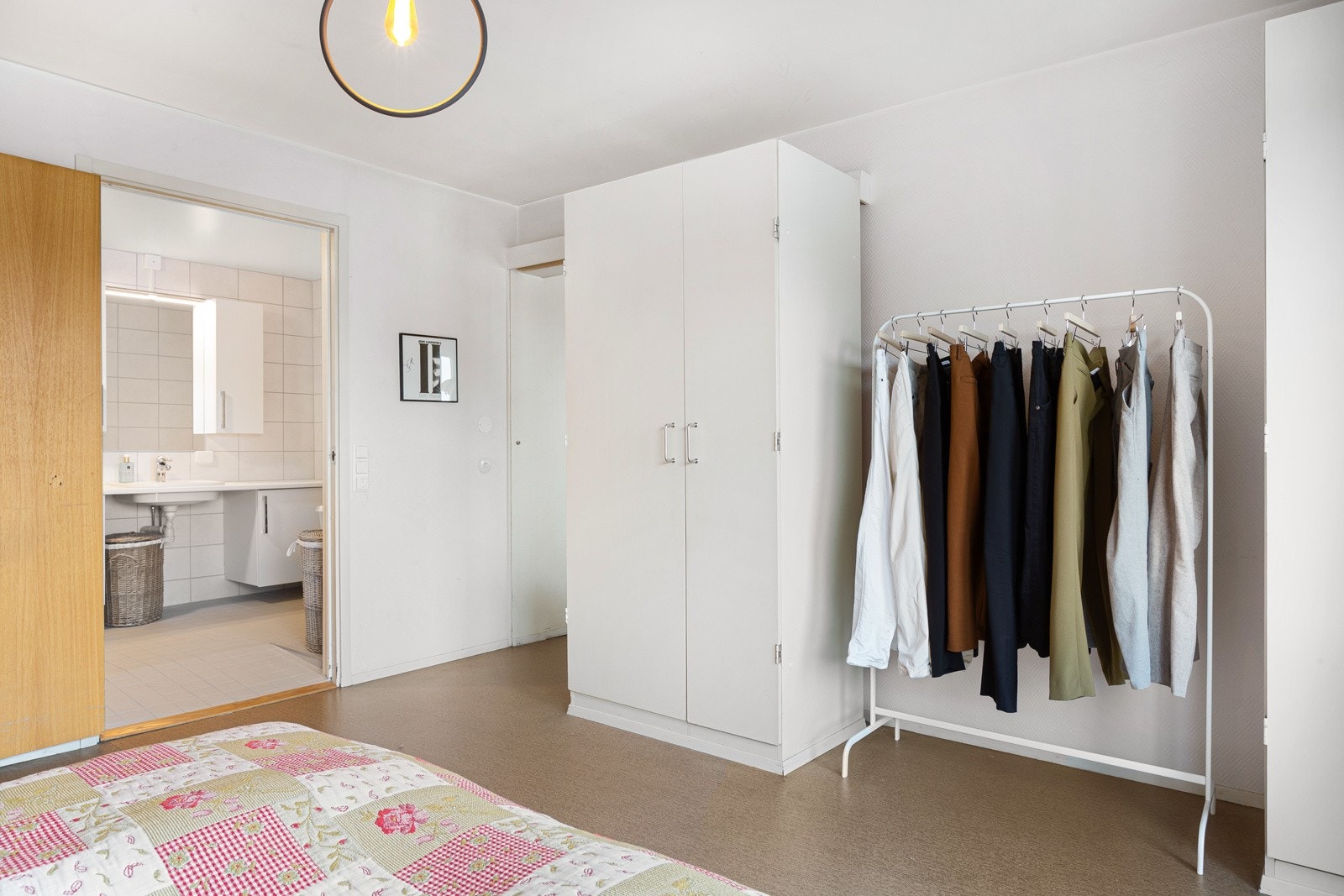 For lagring disponeres det bod og en del av en gang i kjelleren, på til sammen ca. 3,5 kvm. Galleribilde