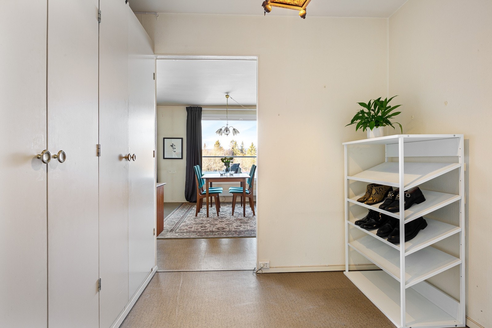 Entreen har porttelefon og god oppbevaringsplass i to doble garderobeskap. Galleribilde