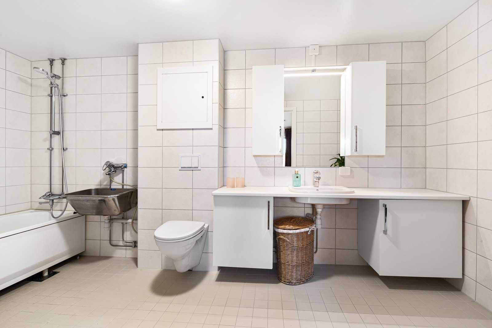 Badet er flislagt i lyse toner, har godt armslag og alt du trenger. Galleribilde