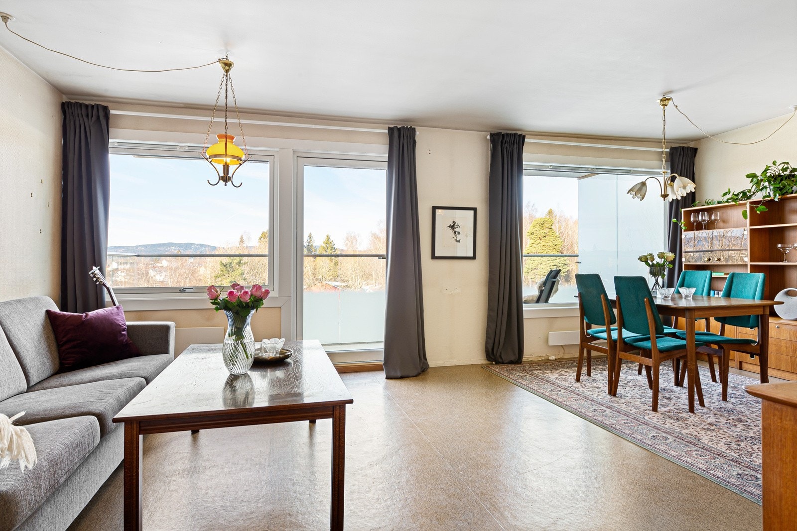 Hjertet i leiligheten er den lyse stuen som har god plass til møblement. Galleribilde