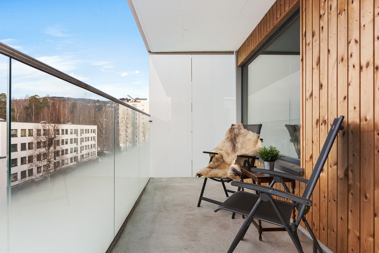 Utenfor stuen er det en balkong som ble rehabilitert i 2017. Galleribilde