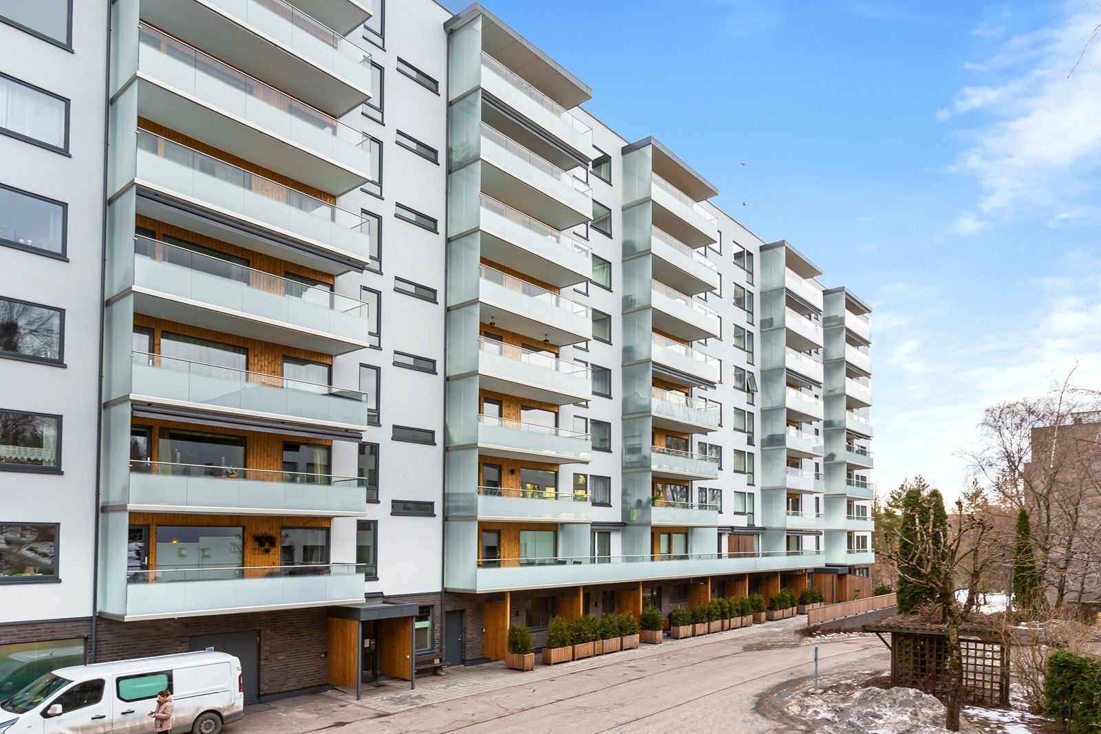 Utvendig er det rehabilitert fasade, samt en bilfri og godt opparbeidet fellestomt. Galleribilde