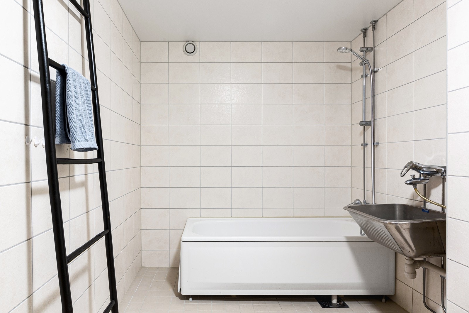 Badet har gulvvarme, utslagsvask, badekar, vegghengt toalett og opplegg til vaskemaskin. Galleribilde