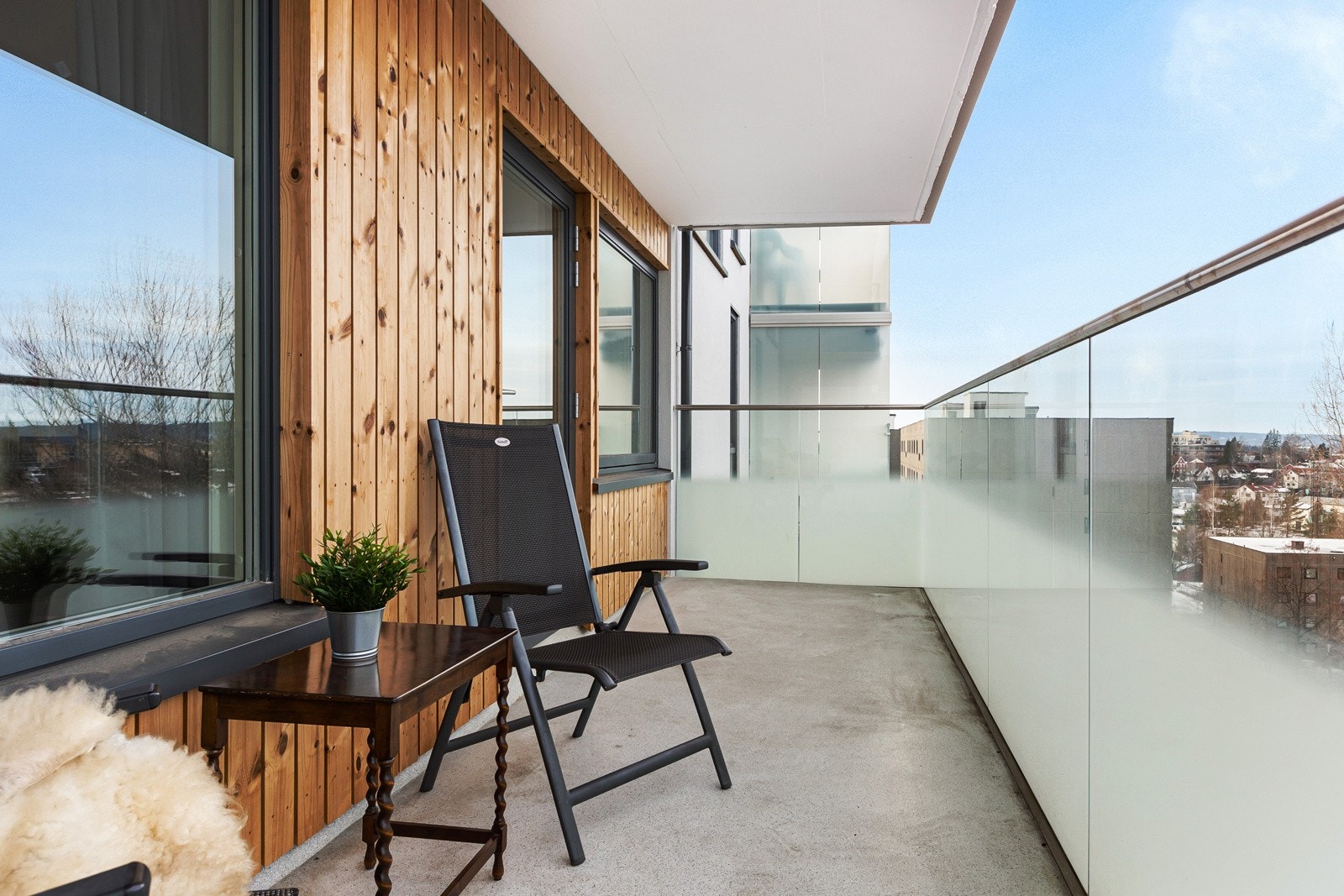 Balkongen er overbygd og har et godt areal på ca. 10 kvm. Galleribilde