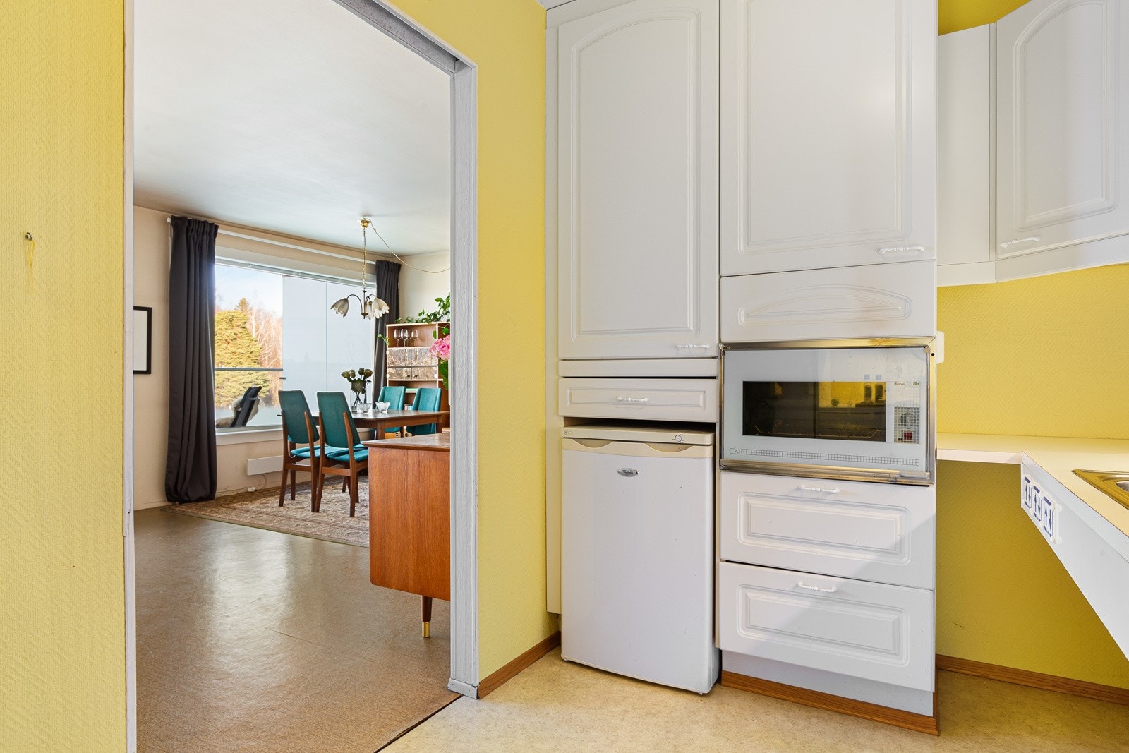 Kjøkkenet er lettvint og praktisk plassert rett ved stuen. Galleribilde