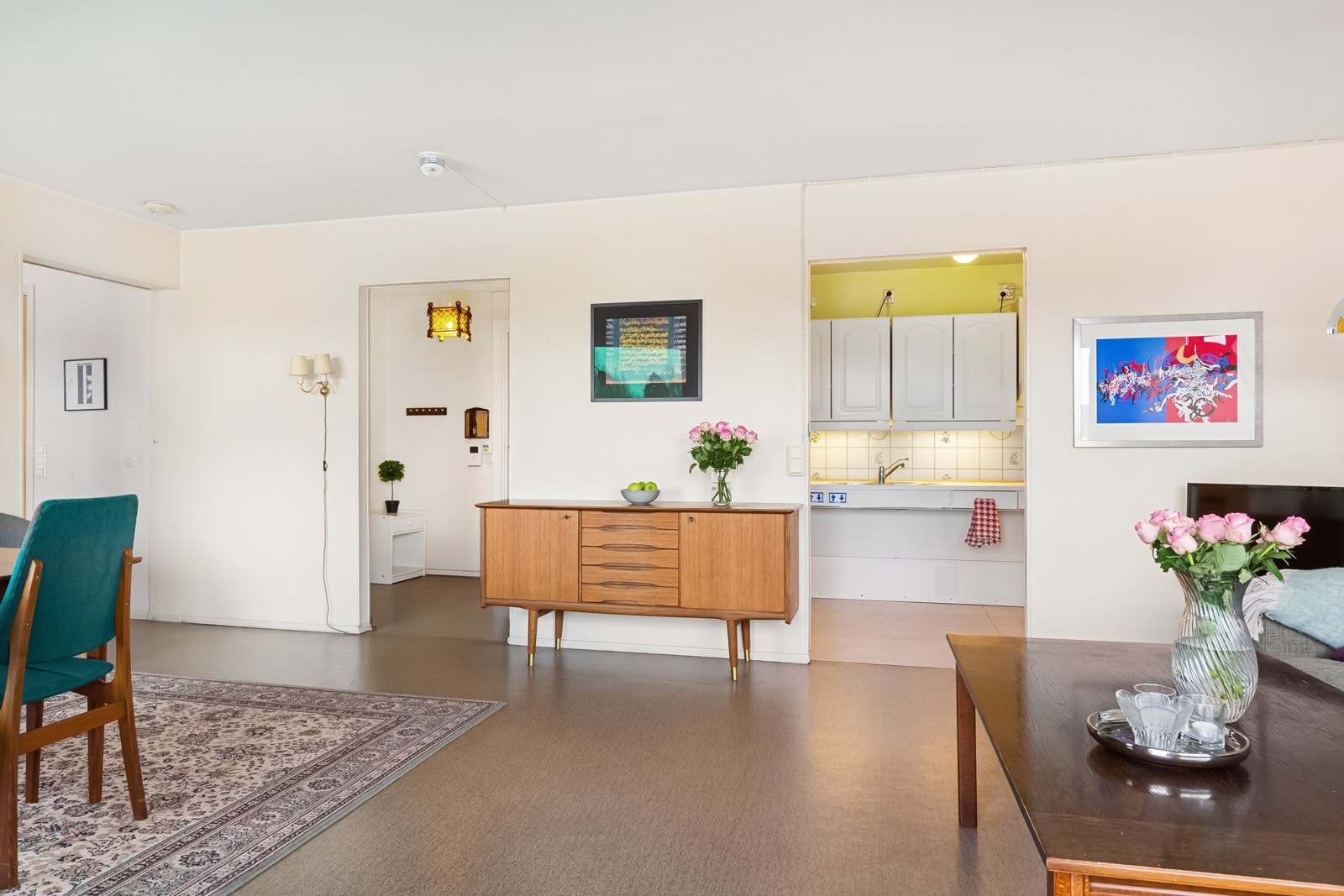 Leiligheten er tilrettelagt for rullestol, med blant annet listfrie dørterskler. Galleribilde