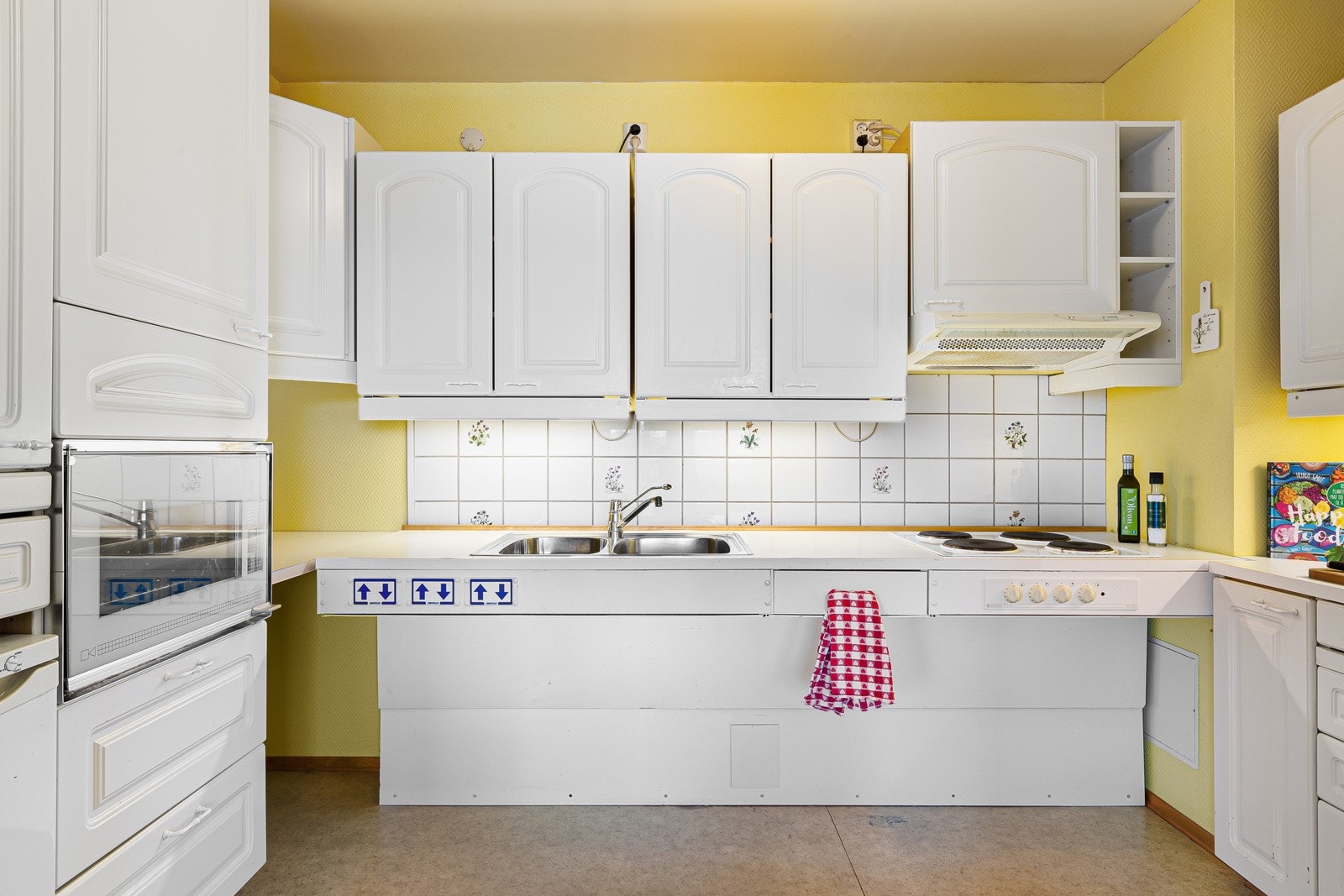 Kjøkkenet har en hvesenk innredning med god skapplass. Galleribilde