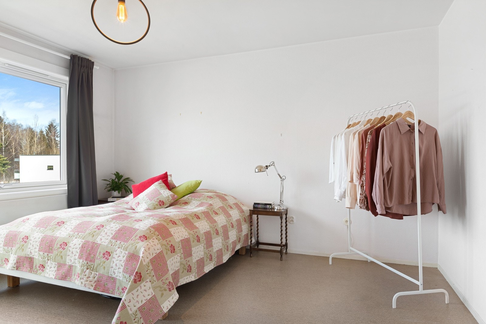 Leilighetens soverom har god plass til dobbeltseng og er direkte tilknyttet badet. Galleribilde