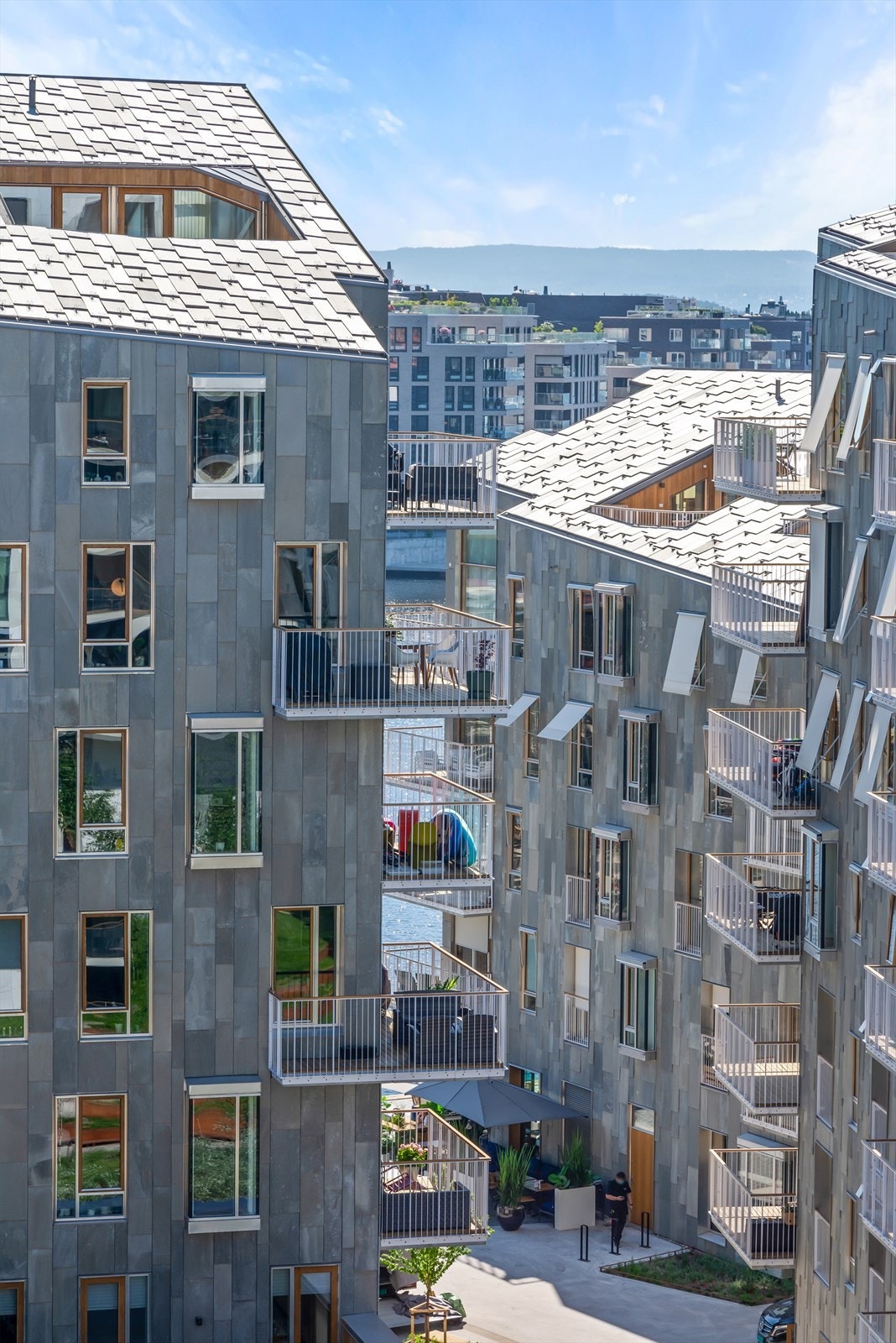 Flott utsikt fra balkongen mot frodig felles bakgård, Sørenga, Munchmuseet m.m. Galleribilde