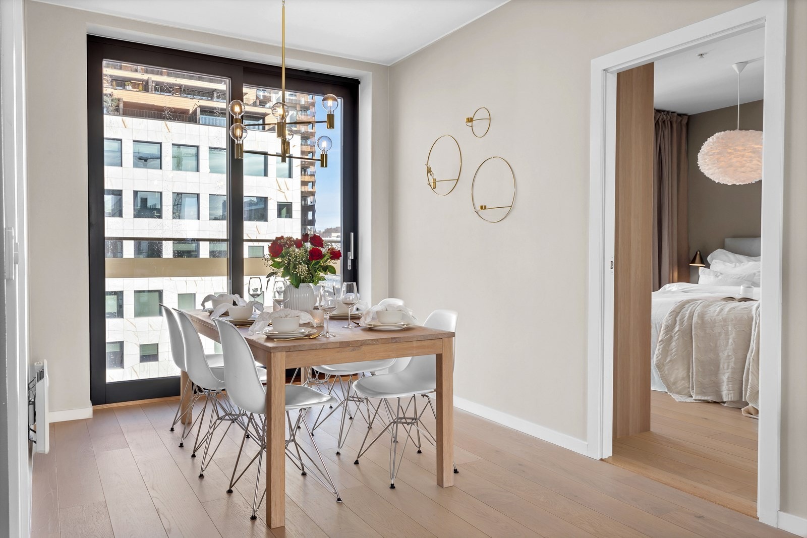 Romslig spisestue med god plass til langbord og mange gjester Galleribilde